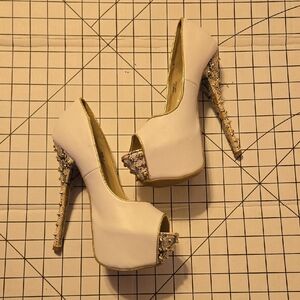 Shoe Dazzle Cream and Gold Peep-Toe Heels 7.5